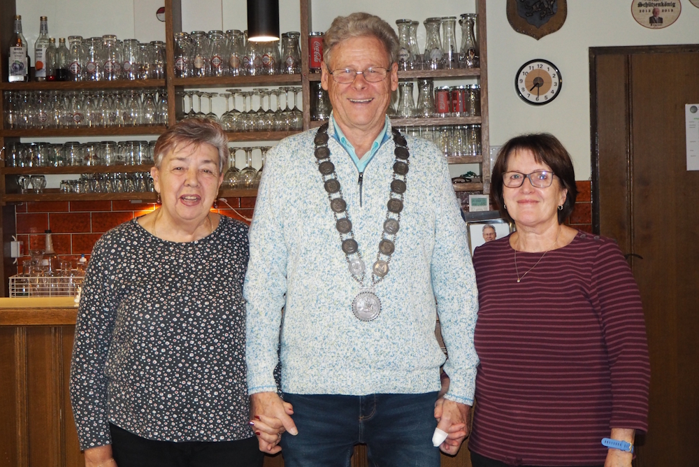 Alter König Engelbert Nöbauer mit seinen Deputantinnen